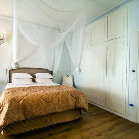Hidden Gem, 2 Bedroom Near City Center Apartment